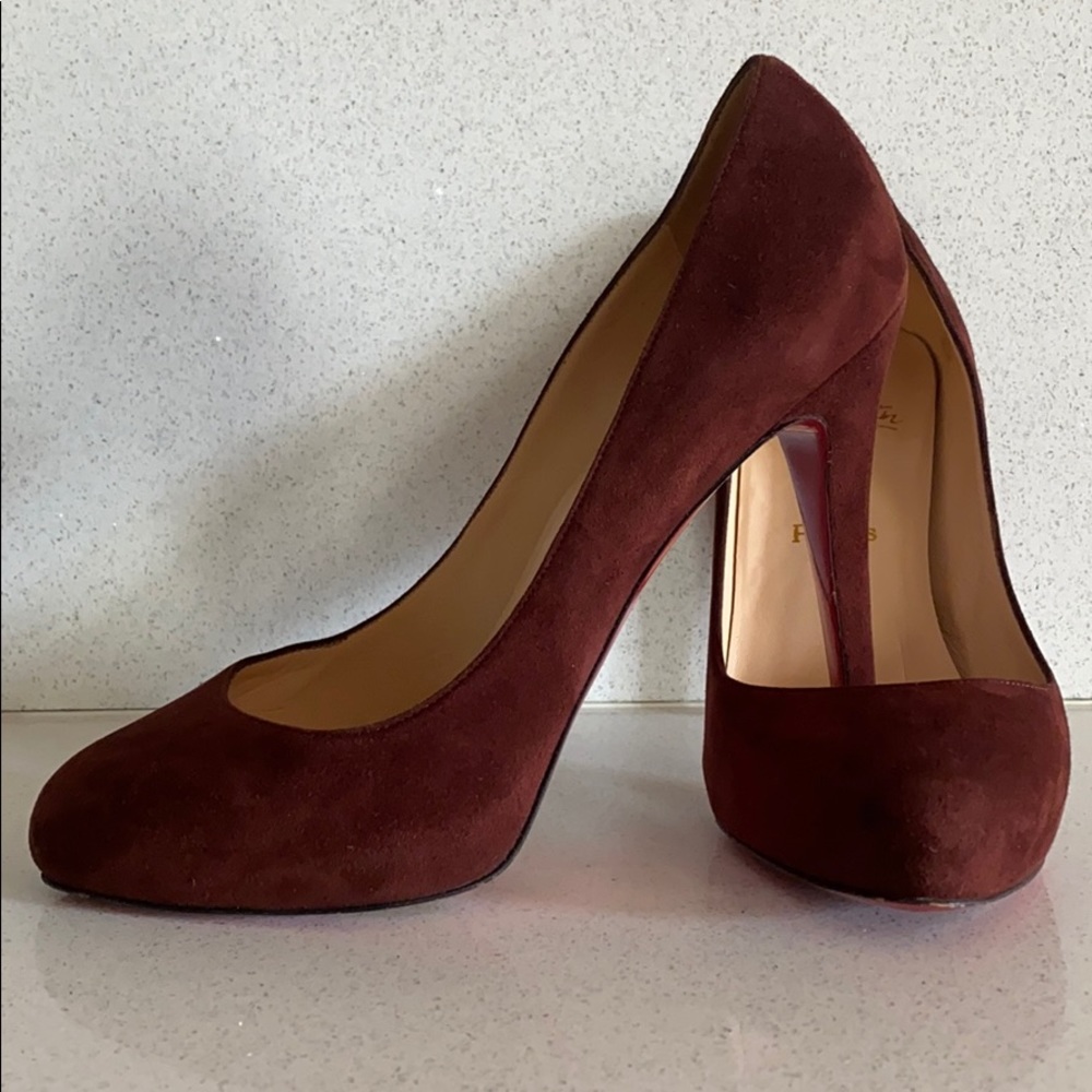 Classic Christian Louboutin heel in mahogany suede